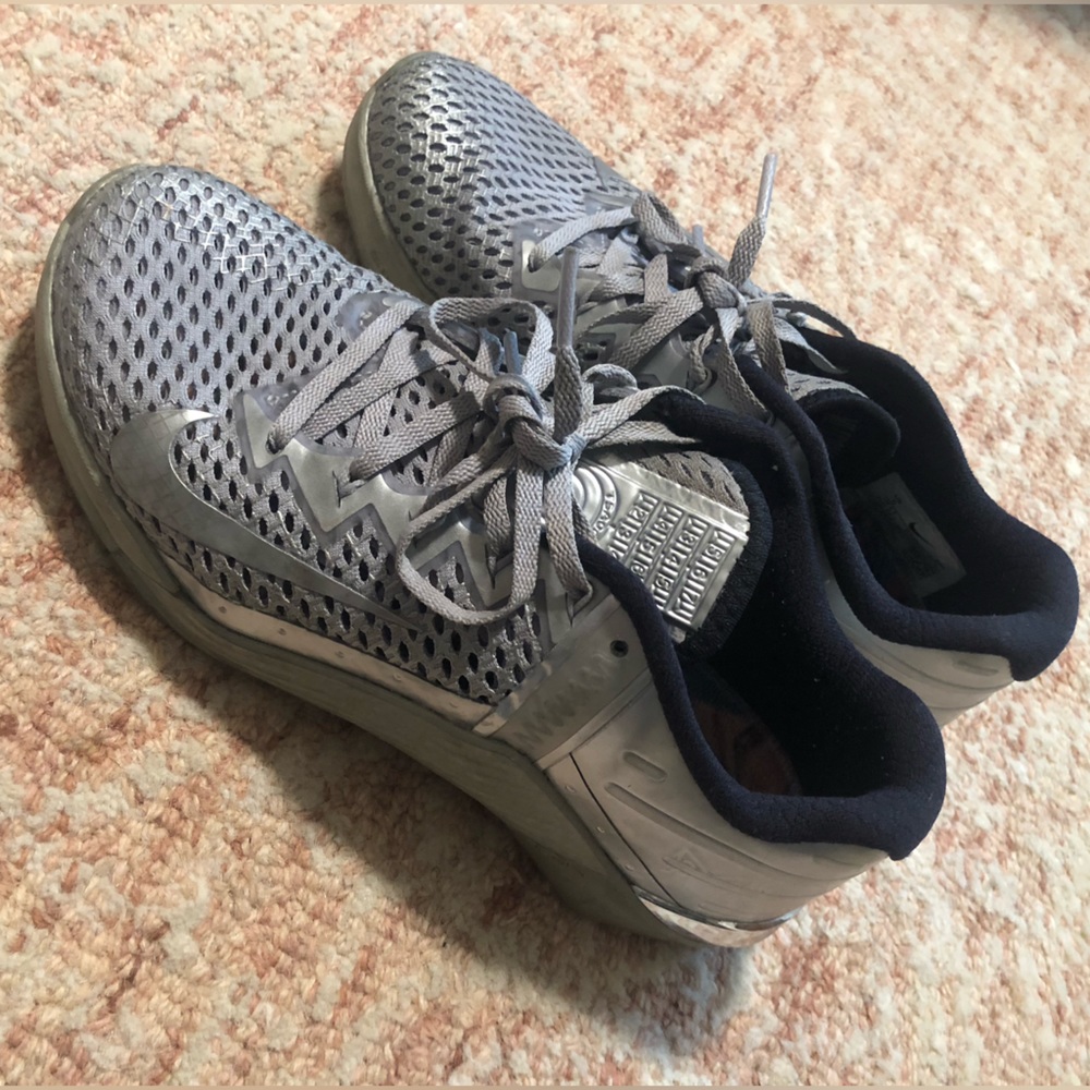 Gray/silver Metcon 6